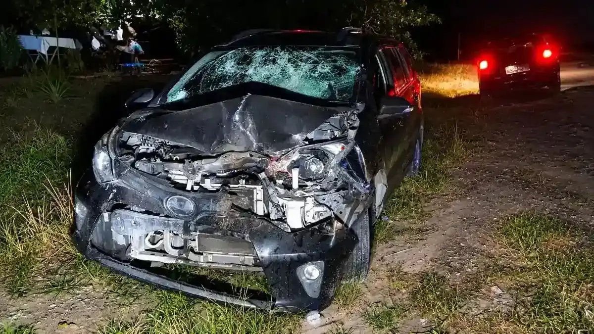 Tertutup asap tebal dan jalanan gelap, mobil hitam ringsek hantam truk sawit di Kumai