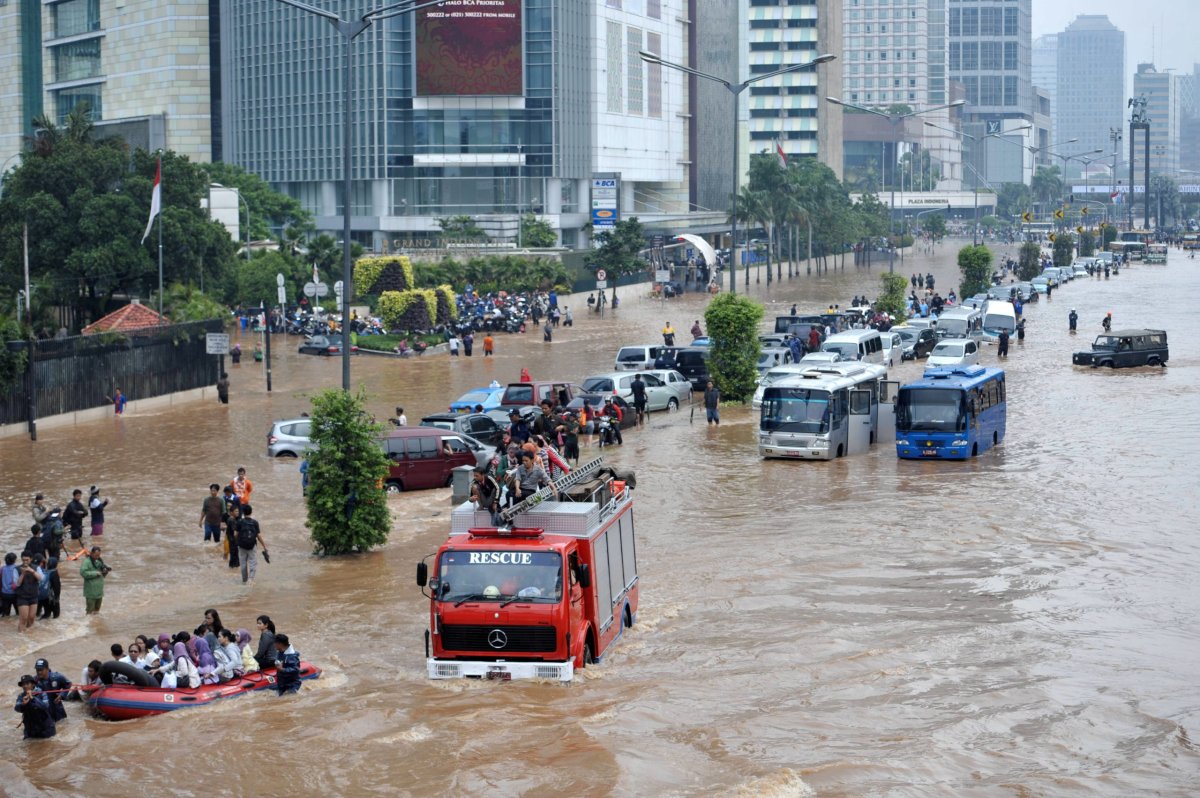 Banjir rendam Jalan Arif Rahman Hakim Surabaya, sejumlah motor mogok di depan Vita School