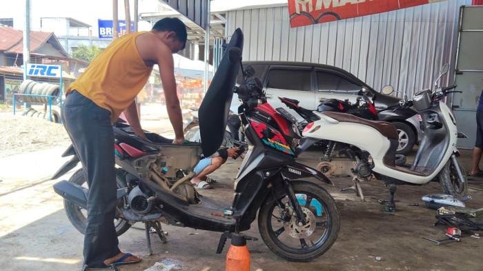 Warga antre ikuti service gratis kendaraan dilaksanakan Komunitas Guru Teknik Otomotif Polman