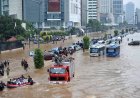 Banjir rendam Jalan Arif Rahman Hakim Surabaya, sejumlah motor mogok di depan Vita School