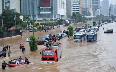 Banjir rendam Jalan Arif Rahman Hakim Surabaya, sejumlah motor mogok di depan Vita School