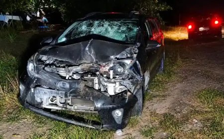 Tertutup asap tebal dan jalanan gelap, mobil hitam ringsek hantam truk sawit di Kumai